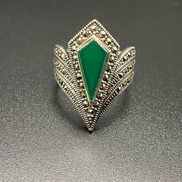 Jewelry - Sterling Silver Pointer Ring with Emerald Green Stone